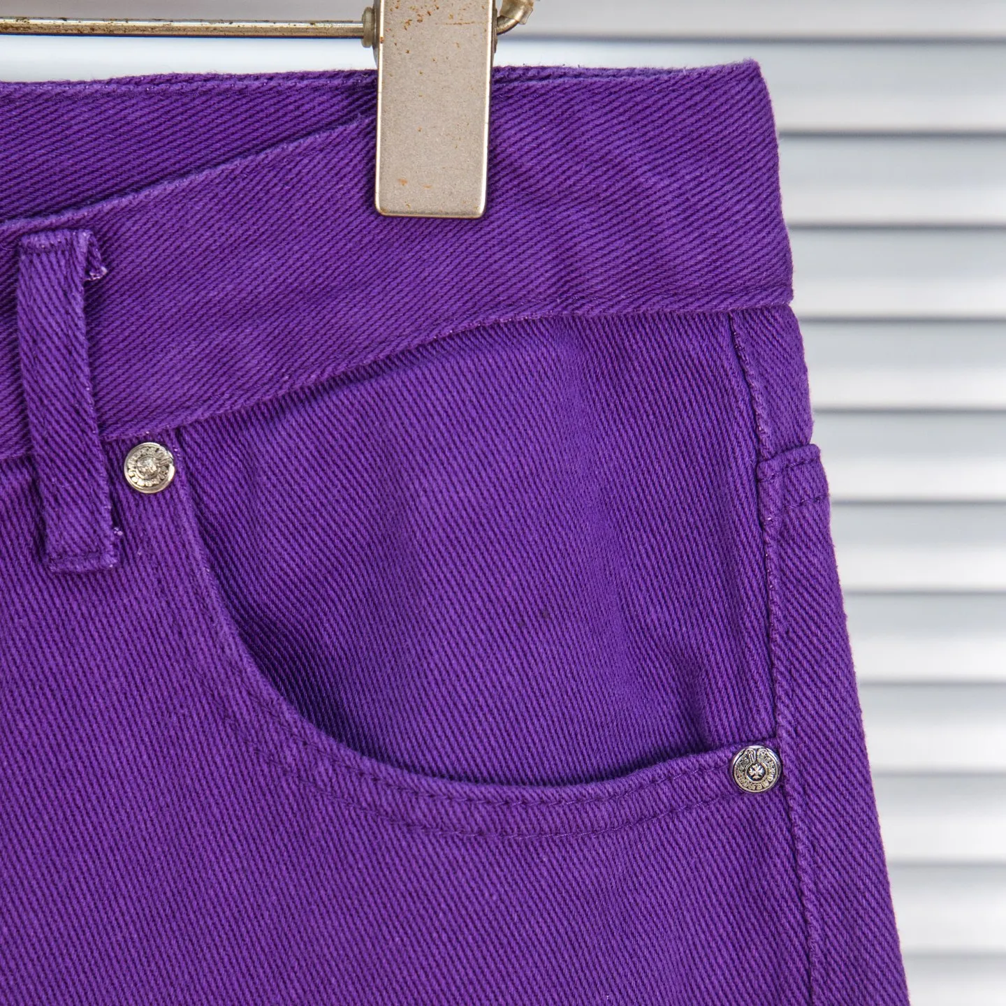 P240 Chrome Hearts Overseas limited edition violet patchwork leather cross hot girl couple jeans are a hot item this season and are sought after by countless celebrities and fashionistas. The neat details of the cutting process add color to the playful fashion! The neat and meticulous design, and the well-fitting structure is unique. The upper body not only has outstanding recognition, but also looks younger and younger. A style with the ultimate wearing meaning and performance, gorgeous color matching, and the craftsmanship of this style is also extremely extraordinary. After the finished product is washed, it is disassembled and hand-made with sheepskin cross leather and then spliced ​​together to complete. The whole piece has too many craftsmanship to describe. It is decorated with patchwork cross flowers and high-waisted washed jeans! ! Absolutely high-end luxury product, a god-level single product, a super popular product, made by top heavy industry, a magic weapon that cannot be missed to hit the streets. Style number: 1837 Size: 28 30 32 34 Color: purple